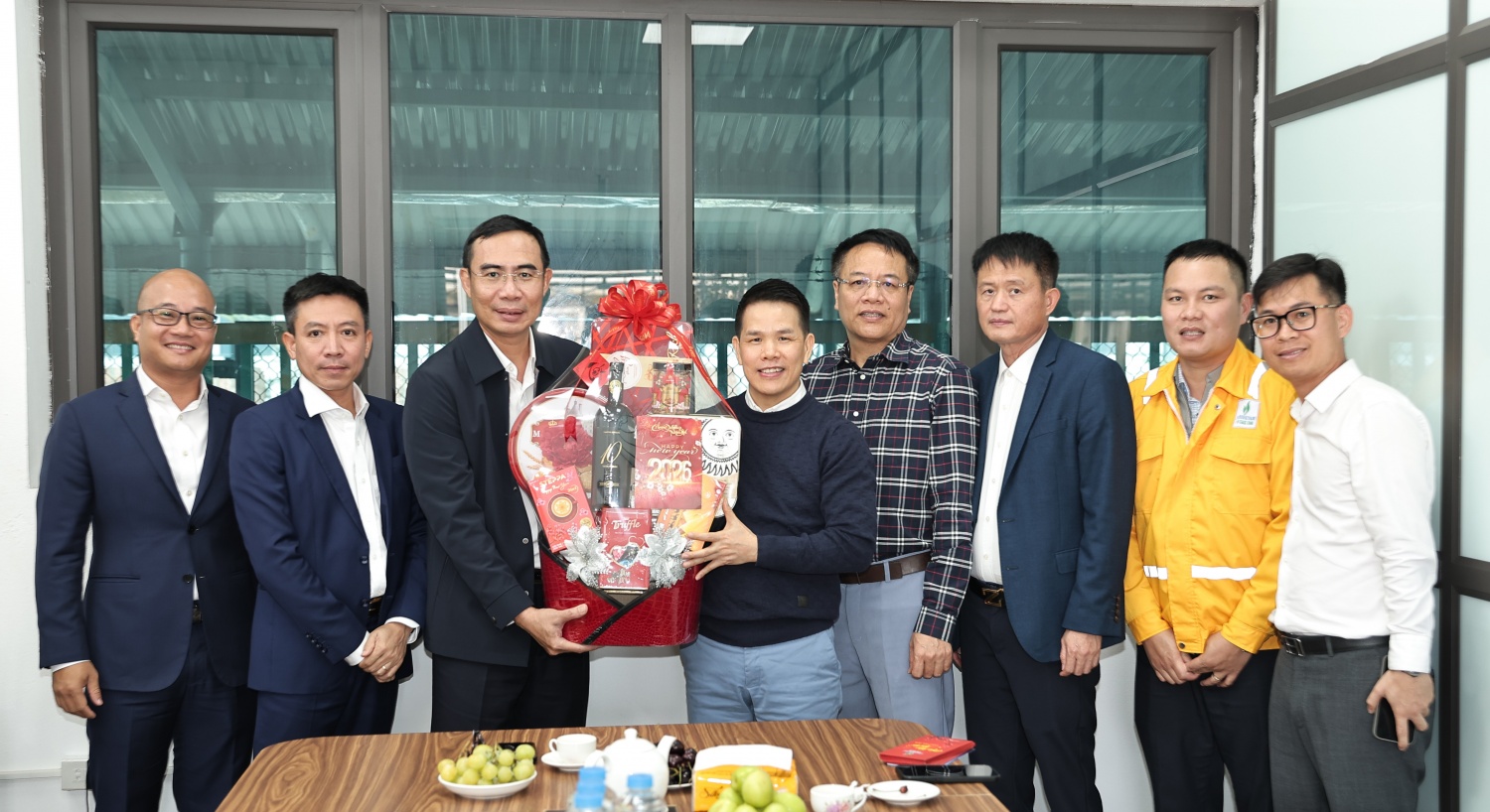 Tổng Giám đốc Phạm Văn Phong trao quà Tết tại Trạm nén khí Tiền Hải trực thuộc PV GAS CNG