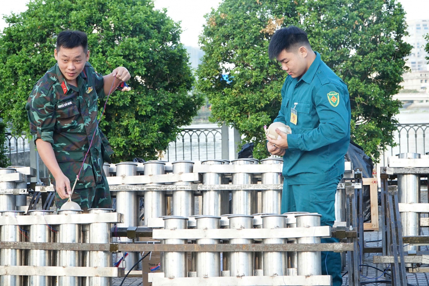 [Chùm ảnh] Trận địa pháo hoa tại TP HCM trước giờ khai hỏa