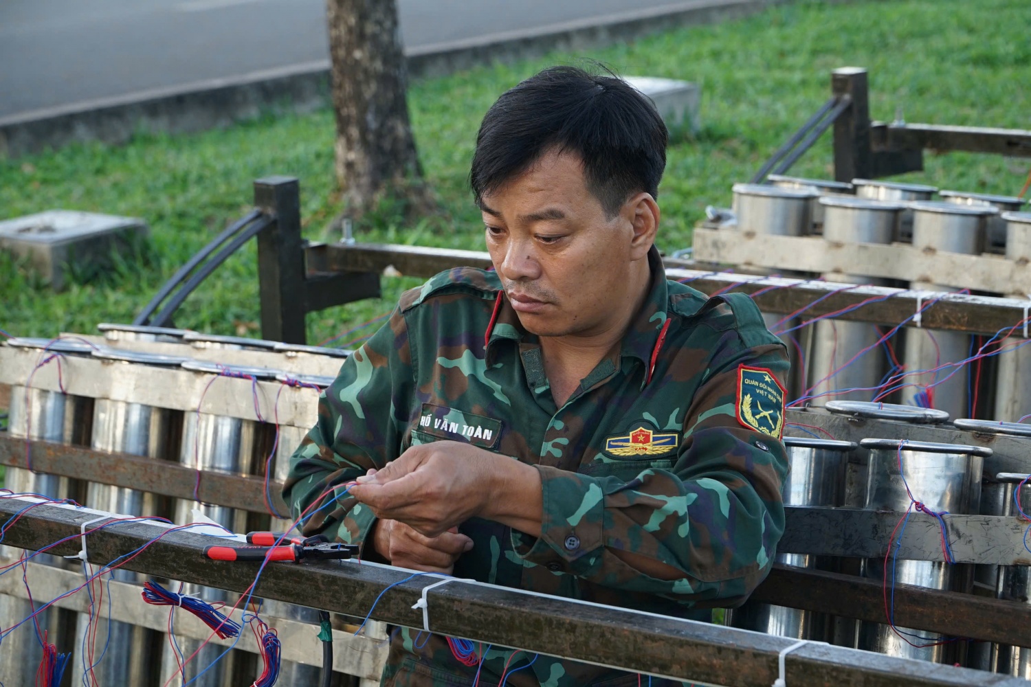[Chùm ảnh] Trận địa pháo hoa tại TP HCM trước giờ khai hoả