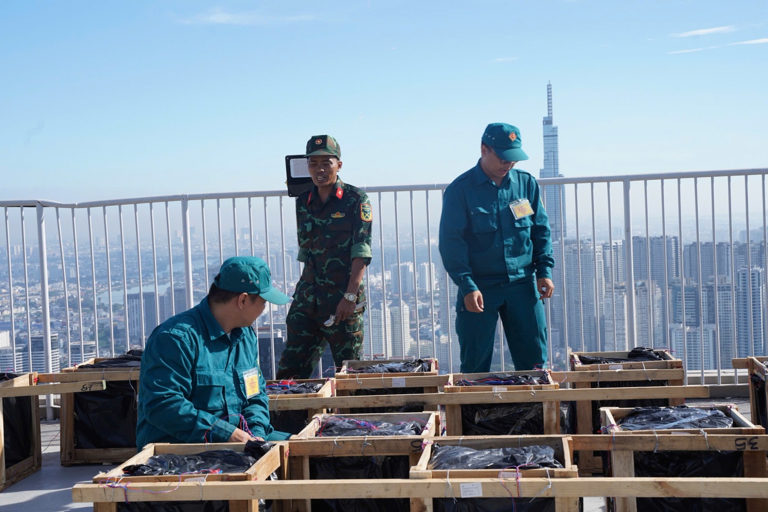 [Chùm ảnh] Trận địa pháo hoa tại TP HCM trước giờ khai hoả