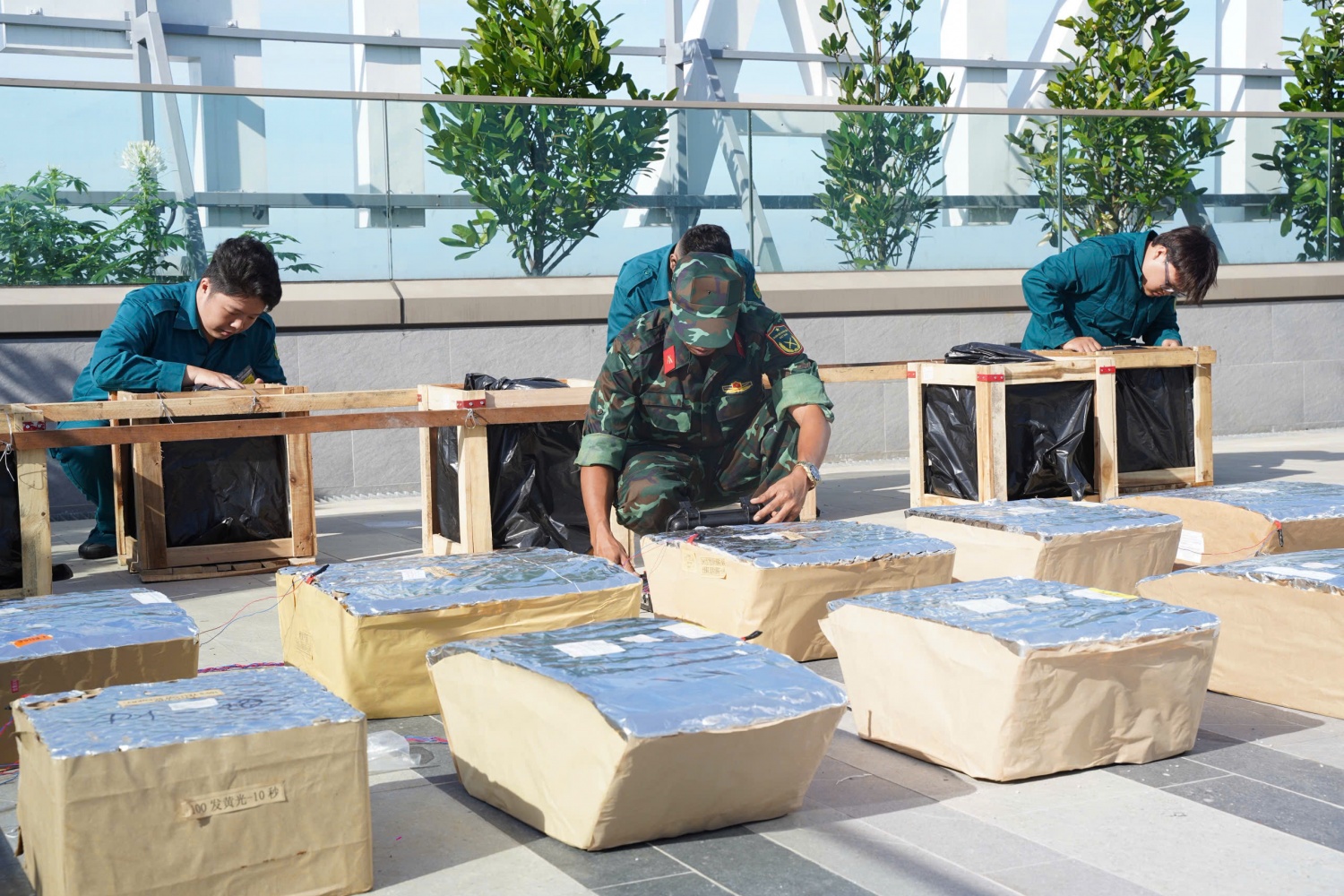 [Chùm ảnh] Trận địa pháo hoa tại TP HCM trước giờ khai hoả