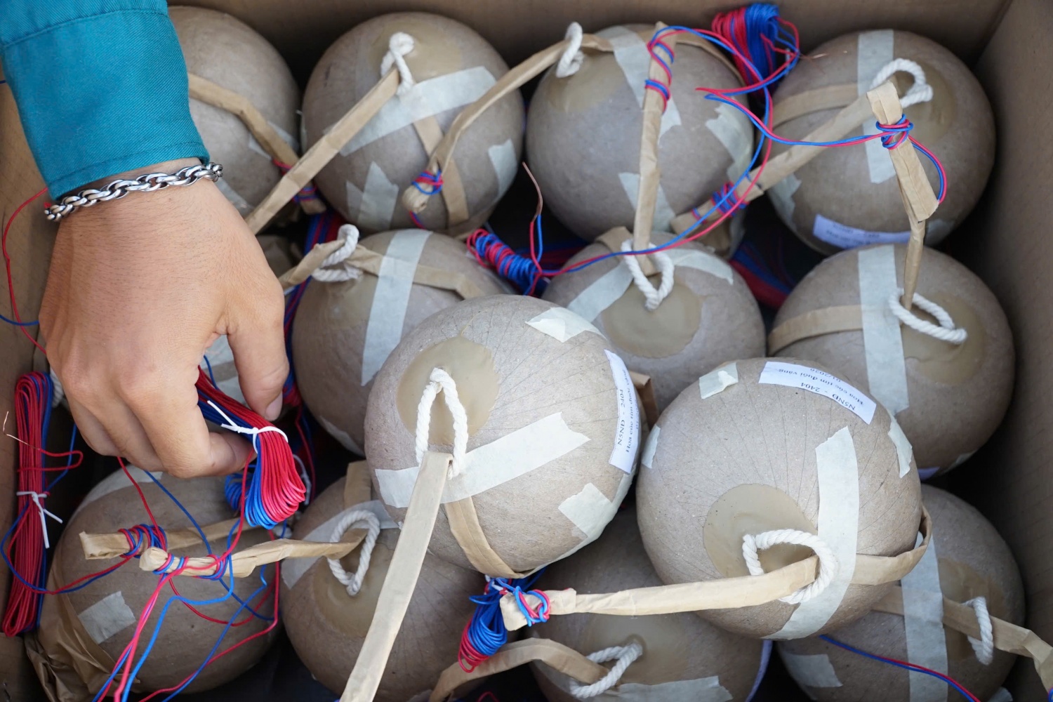 [Chùm ảnh] Trận địa pháo hoa tại TP HCM trước giờ khai hoả