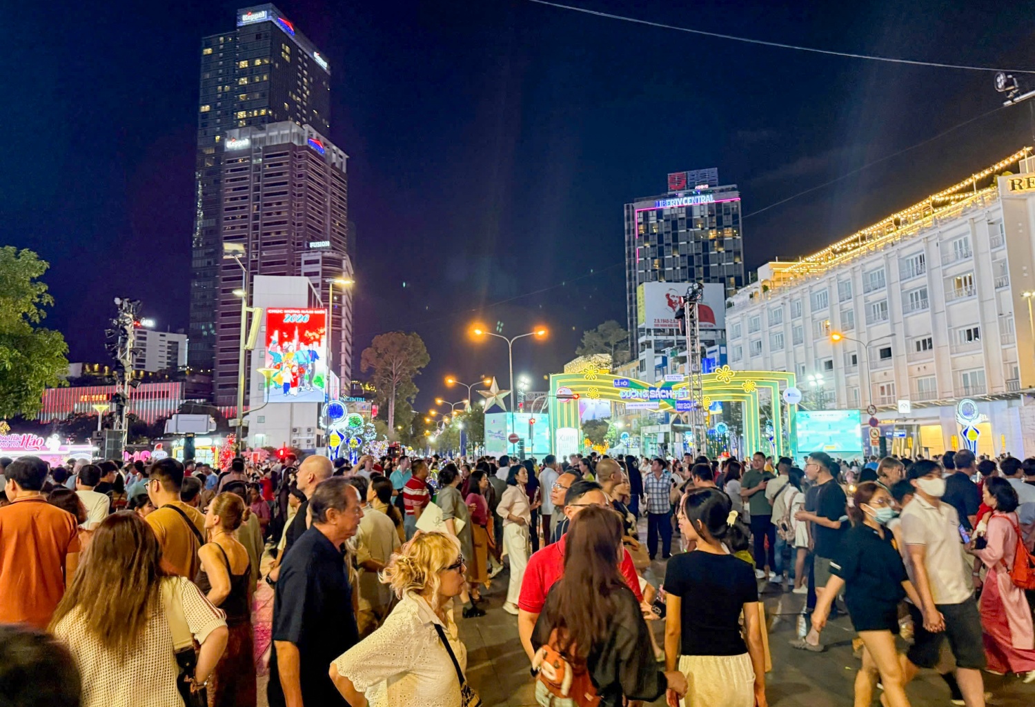[Chùm ảnh] Trung tâm TP HCM đông kín người trước thời khắc giao thừa