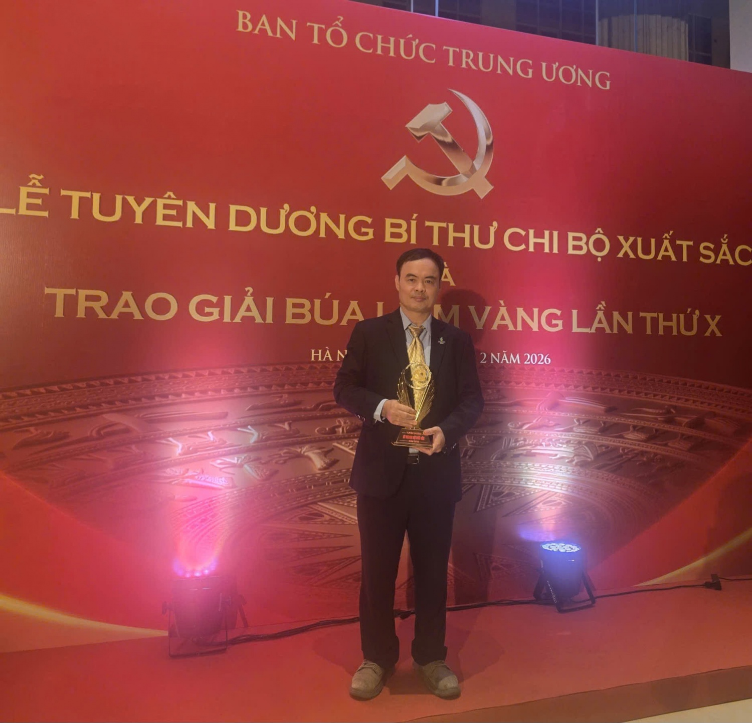 Đồng chí Nguyễn Xuân Phong, Ủy viên Ban Chấp hành Đảng bộ, Bí thư Chi bộ Thăm dò thuộc Tổng Công ty Thăm dò Khai thác Dầu khí (PVEP) – đơn vị thành viên của Petrovietnam vinh dự là 1 trong 96 Bí thư Chi bộ xuất sắc được tuyên dương nhân dịp kỷ niệm 96 năm Ngày thành lập Đảng Cộng sản Việt Nam Đồng chí Nguyễn Xuân Phong, Ủy viên Ban Chấp hành Đảng bộ, Bí thư Chi bộ Thăm dò thuộc Tổng Công ty Thăm dò Khai thác Dầu khí (PVEP) – đơn vị thành viên của Petrovietnam vinh dự là 1 trong 96 Bí thư Chi bộ xuất sắc được tuyên dương nhân dịp kỷ niệm 96 năm