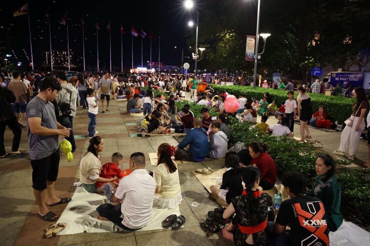 [Chùm ảnh] Trung tâm TP HCM đông kín người trước thời khắc giao thừa
