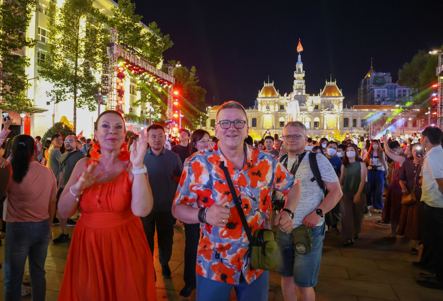 [Chùm ảnh] Người dân nô nức đổ về trung tâm TP HCM trước thời khắc giao thừa