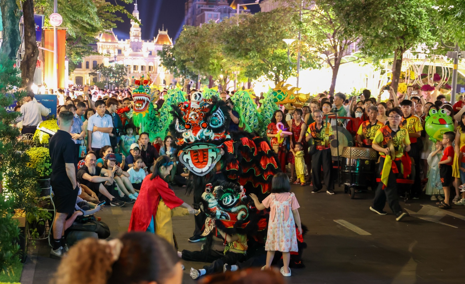 [Chùm ảnh] Trung tâm TP HCM đông kín người trước thời khắc giao thừa