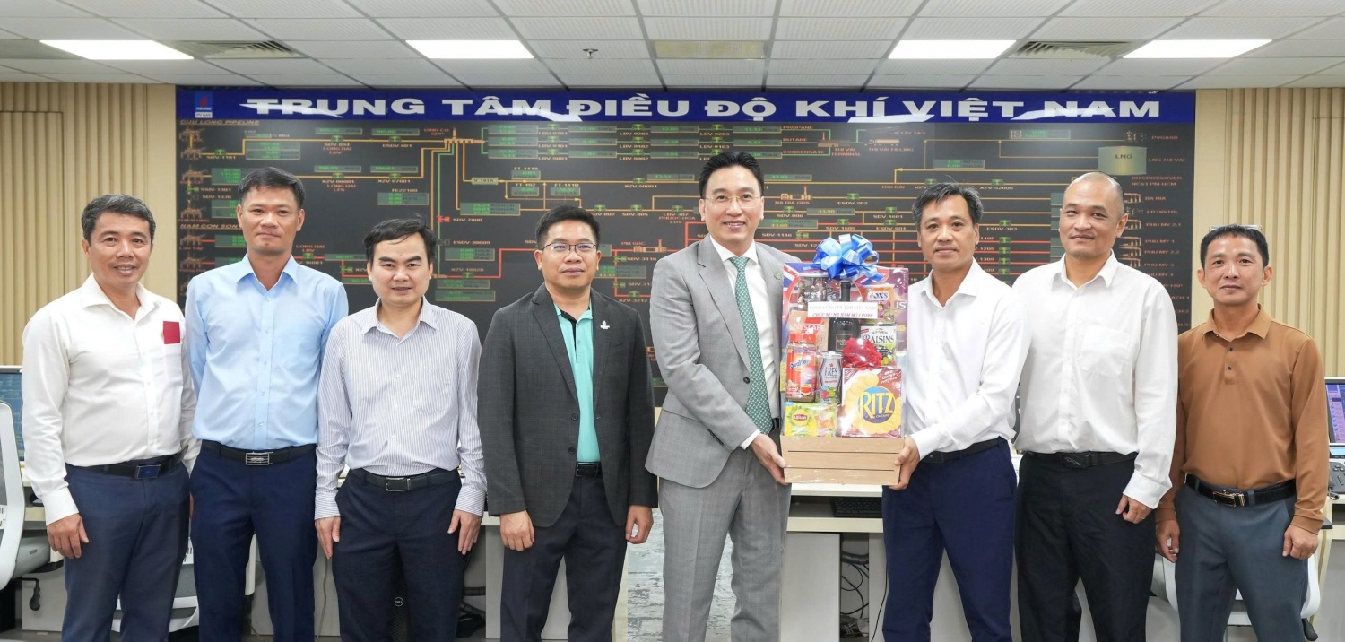 Ban lãnh đạo PV GAS thăm và chúc Tết Trung tâm Điều độ khí 