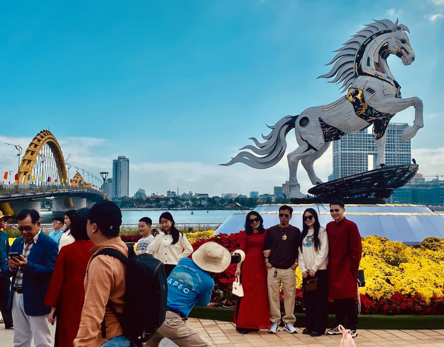 Đường hoa xuân 2026 là một điểm nhấn thu hút đông đảo du khách tới checkin.