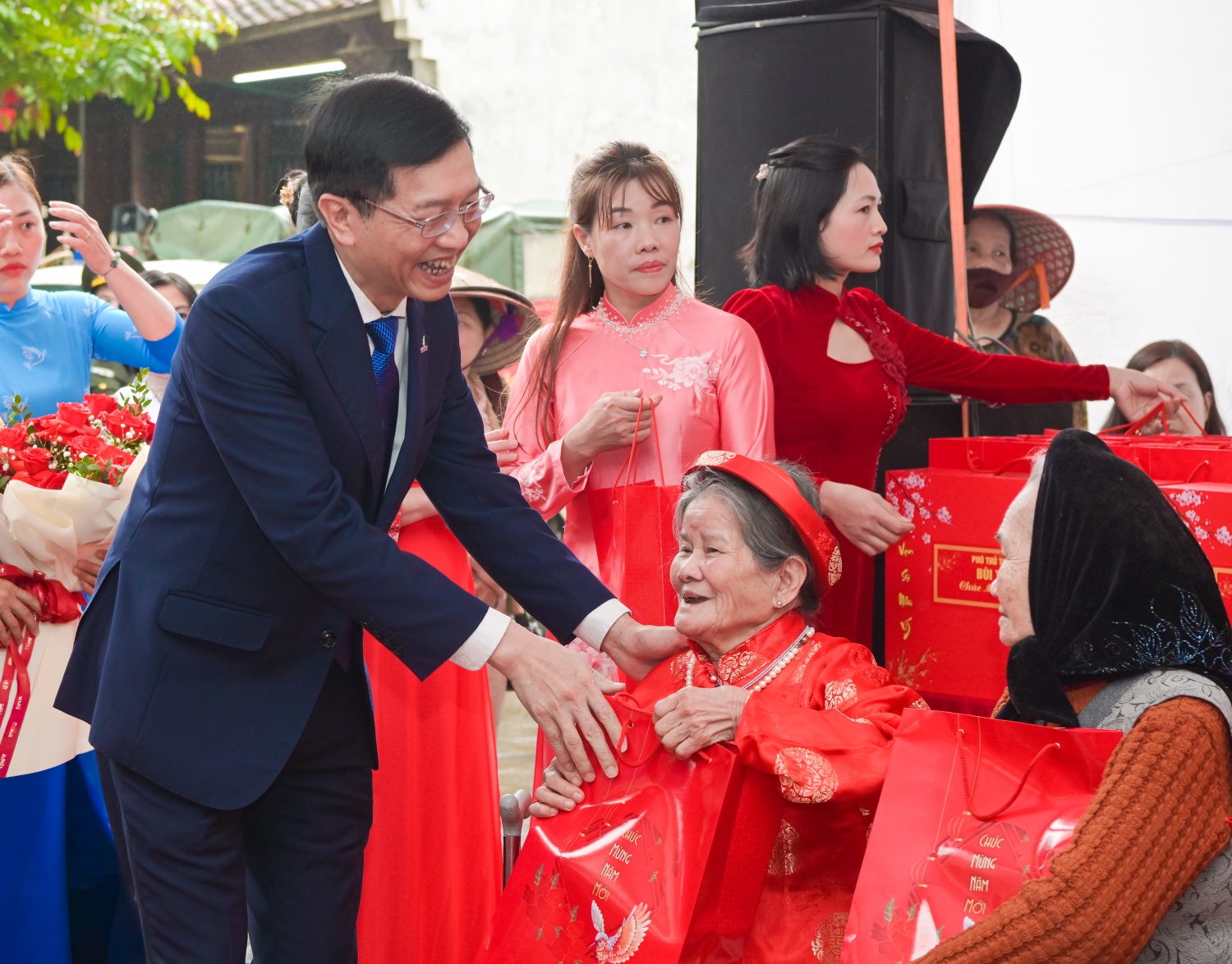 Đồng chí Trần Quang Dũng – Phó Bí thư Thường trực Đảng ủy Tập đoàn Công nghiệp – Năng lượng Quốc gia Việt Nam Đồng chí Trần Quang Dũng – Phó Bí thư Thường trực Đảng ủy Tập đoàn Công nghiệp – Năng lượng Quốc gia Việt Nam