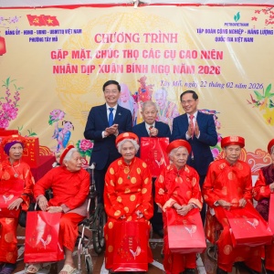 Phó Thủ tướng Bùi Thanh Sơn chúc Tết các cụ cao niên phường Tây Mỗ (Hà Nội)