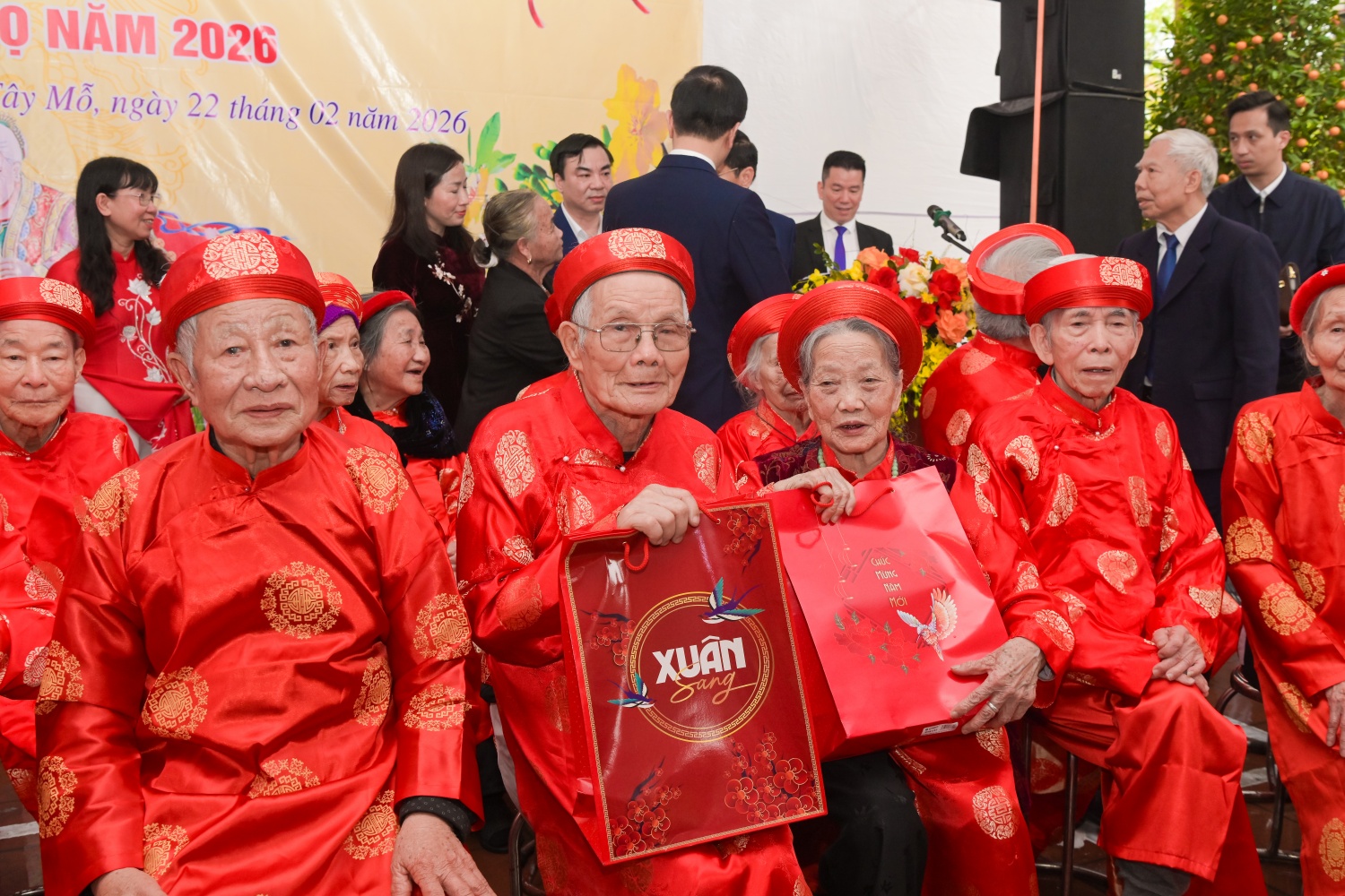 [Chùm ảnh] Phó Thủ tướng Bùi Thanh Sơn chúc Tết các cụ cao niên phường Tây Mỗ (Hà Nội)