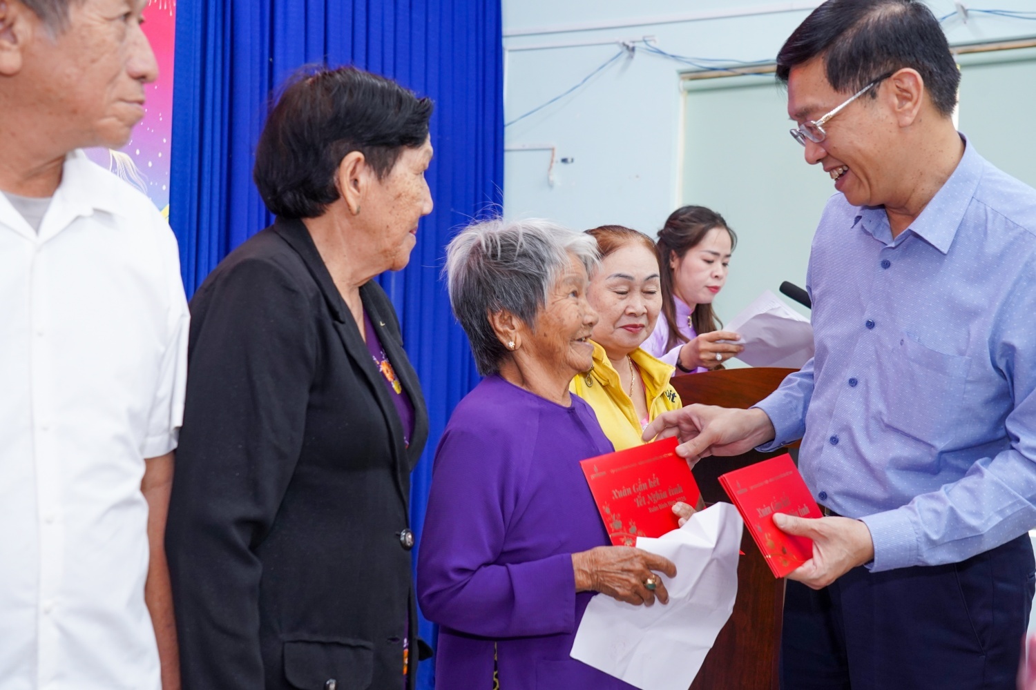 4.Ông Trần Quang Dũng - Phó Bí thư Đảng ủy Tập đoàn trao quà và chúc Tết cho bà con tại phường Long Sơn