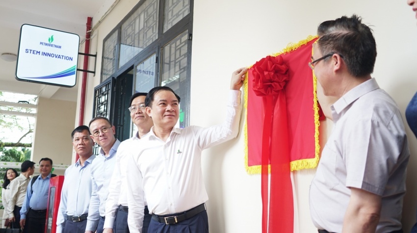 Ông Đặng Minh Thông, Phó Bí thư Thành ủy TP Hồ Chí Minh; ông Lê Ngọc Sơn - Chủ tịch HĐTV Petrovietnam, cùng các đại biểu tham quan phòng STEM mới do Petrovietnam tài trợ tại Trường THPT Châu Thành Ông Đặng Minh Thông, Phó Bí thư Thành ủy TP Hồ Chí Minh; ông Lê Ngọc Sơn - Chủ tịch HĐTV Petrovietnam, cùng các đại biểu tham quan phòng STEM mới do Petrovietnam tài trợ tại Trường THPT Châu Thành