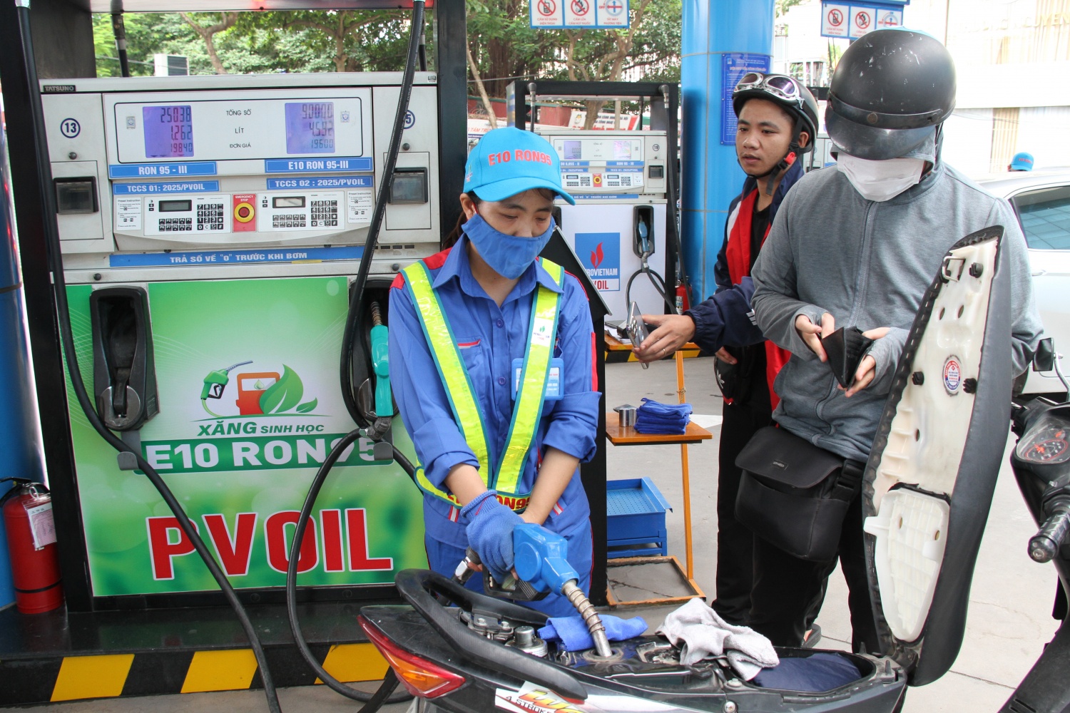 Giá xăng tăng mạnh, RON 95 vượt 20.000 đồng/lít