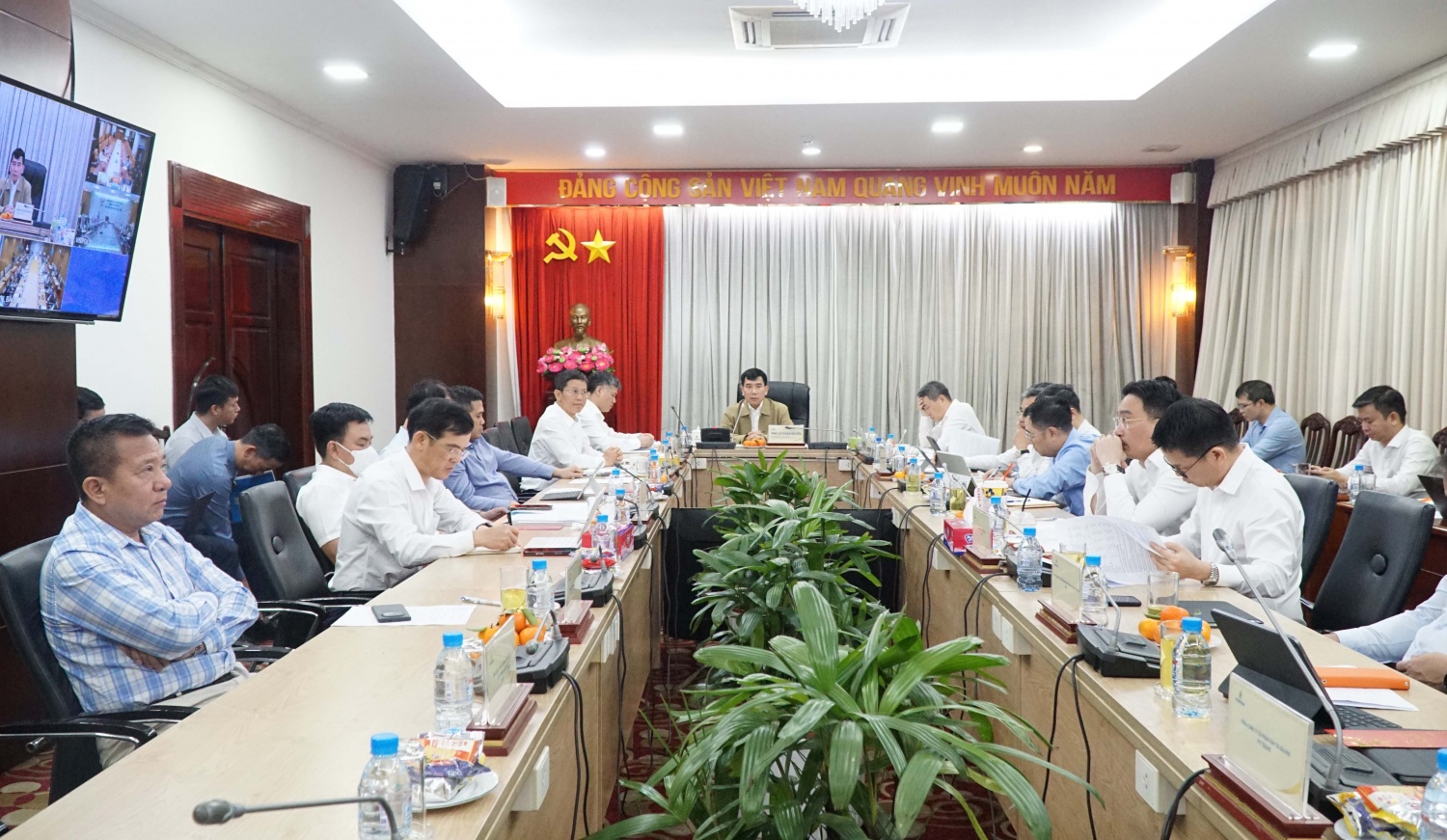 Đồng chí Lê Xuân Huyên – Phó Giám đốc phụ trách Ban điều hành Petrovietnam chủ trì giao ban CEO với các đơn vị thành viên Tập đoàn rà soát kết quả 2 tháng đầu năm và triển khai nhiệm vụ các tháng tiếp theo