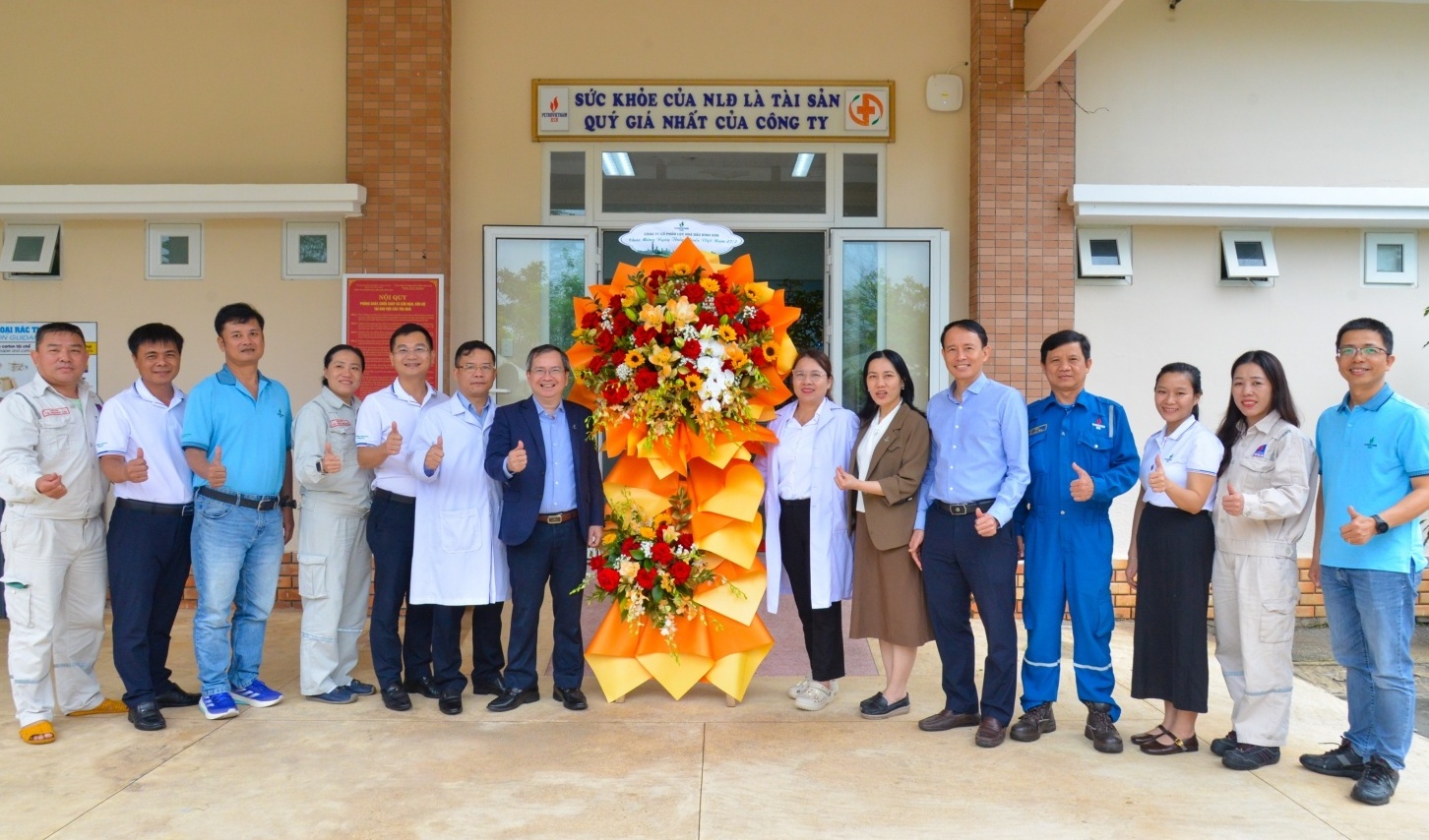 BSR tri ân và chúc mừng Trạm Y tế NMLD Dung Quất nhân Ngày Thầy thuốc Việt Nam 27/2