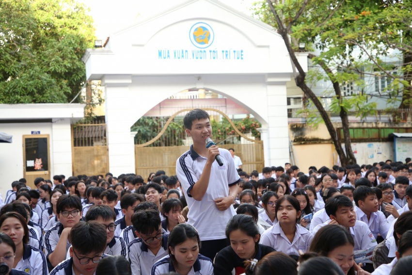 Petrovietnam đồng hành cùng học sinh Trường THPT Lê Hồng Phong chinh phục ước mơ ngành năng lượng