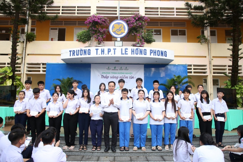 Petrovietnam đồng hành cùng học sinh Trường THPT Lê Hồng Phong chinh phục ước mơ ngành năng lượng