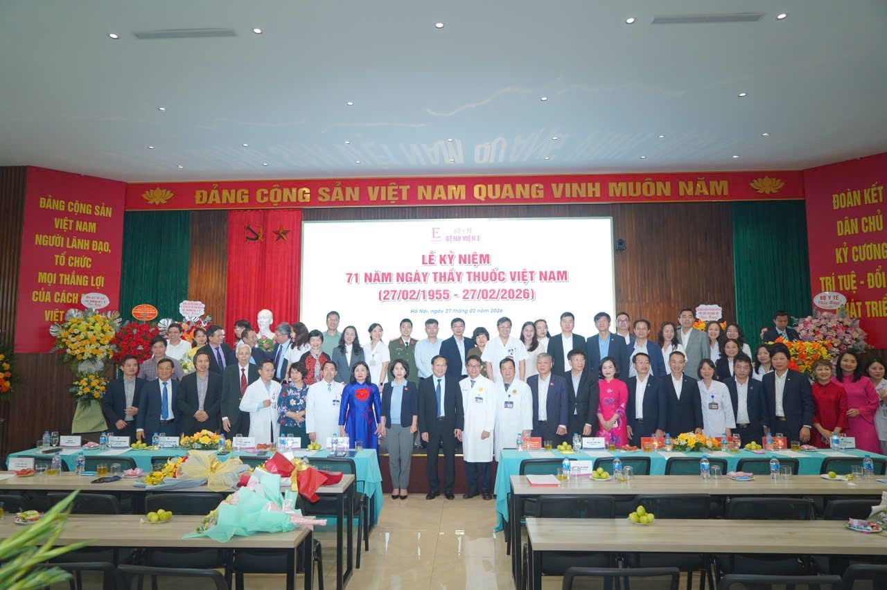 Các đại biểu tham dự Lễ kỷ niệm 71 năm ngày thầy thuốc Việt Nam tại Bệnh viện E