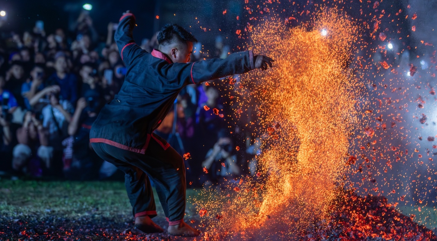 [VIDEO] Sắc xuân Minh Quang và nghi lễ nhảy lửa độc đáo của người Pà Thẻn