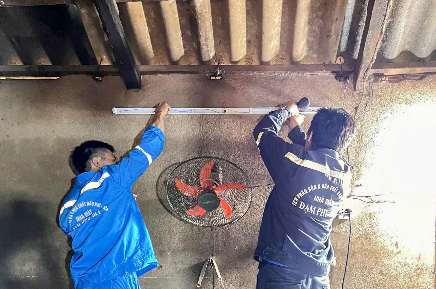 Tuổi trẻ Petrovietnam: Xung kích từ dây chuyền sản xuất đến những mái nhà dân