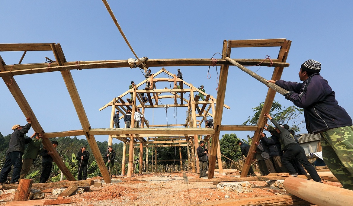 Người Thái dựng nhà sàn