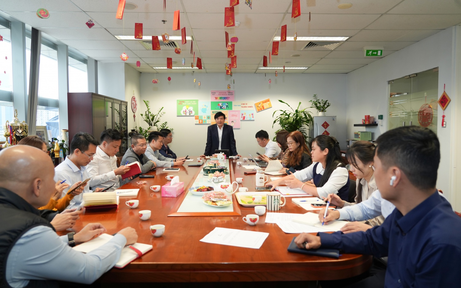 Đồng chí Trần Quang Dũng, Phó Bí thư thường trực Đảng ủy Tập đoàn sinh hoạt cùng Chi bộ Tuyên giáo - Truyền thông. Đồng chí Trần Quang Dũng, Phó Bí thư thường trực Đảng ủy Tập đoàn sinh hoạt cùng Chi bộ Tuyên giáo - Truyền thông.