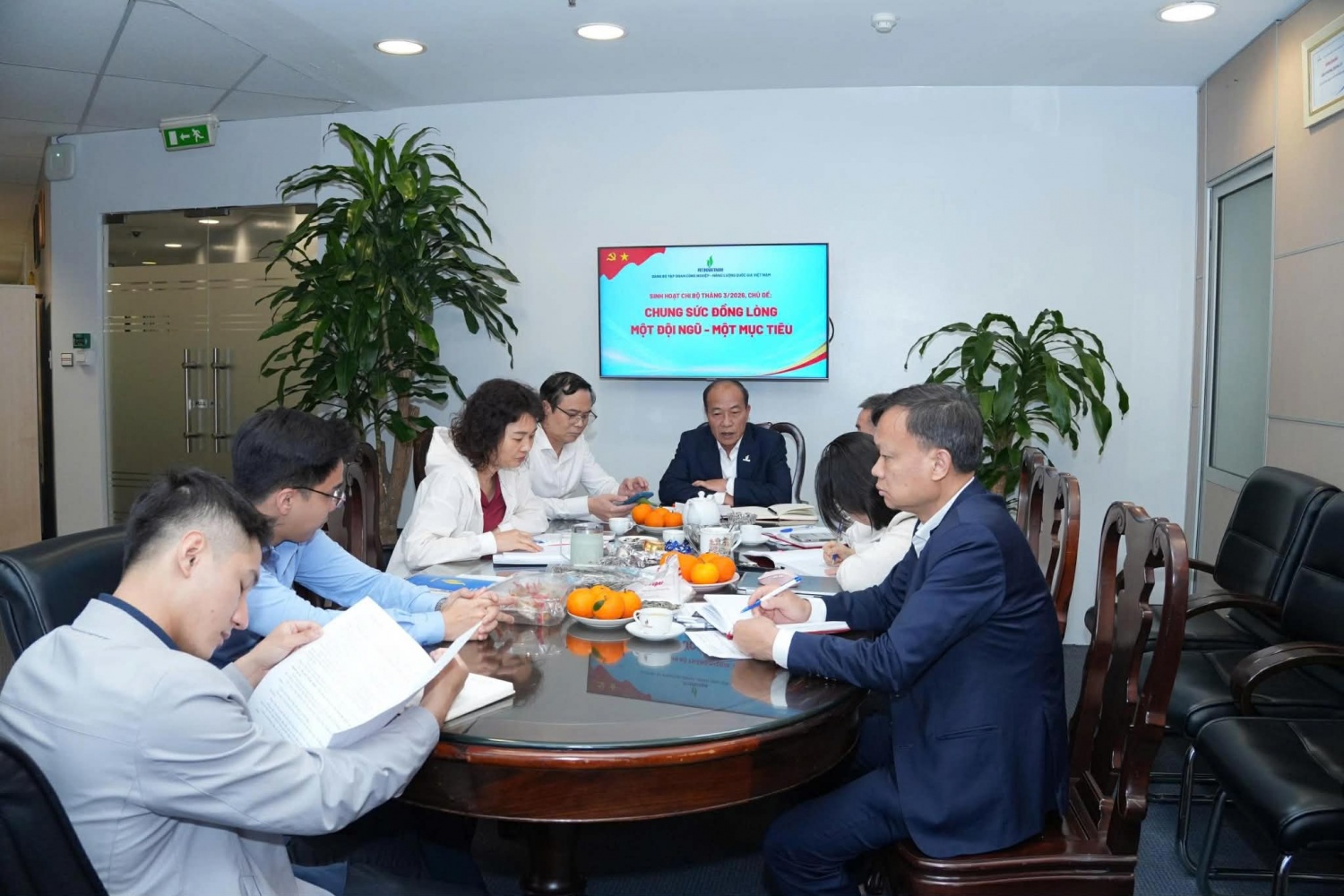 Đồng chí Phạm Quang Dũng, Ủy viên Ban Thường vụ Đảng ủy, Chánh Văn phòng Đảng ủy Tập đoàn, Phó Bí thư thường trực Đảng ủy BMQL&ĐH phổ biến, quán triệt các nội dung tại sinh hoạt Chi bộ Văn phòng Đảng ủy Tập đoàn. Đồng chí Phạm Quang Dũng, Ủy viên Ban Thường vụ Đảng ủy, Chánh Văn phòng Đảng ủy Tập đoàn, Phó Bí thư thường trực Đảng ủy BMQL&ĐH phổ biến, quán triệt các nội dung tại sinh hoạt Chi bộ Văn phòng Đảng ủy Tập đoàn.