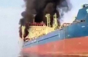 Tàu chở hàng bốc cháy gần eo biển Hormuz