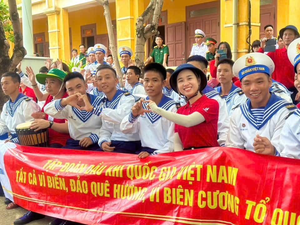 Bí thư Đoàn thanh niên BSR Nguyễn Lan Hương (áo đỏ) giao lưu cùng các chiến sỹ đang thực hiện nhiệm vụ bảo vệ Tổ quốc tại quần đảo Trường Sa.