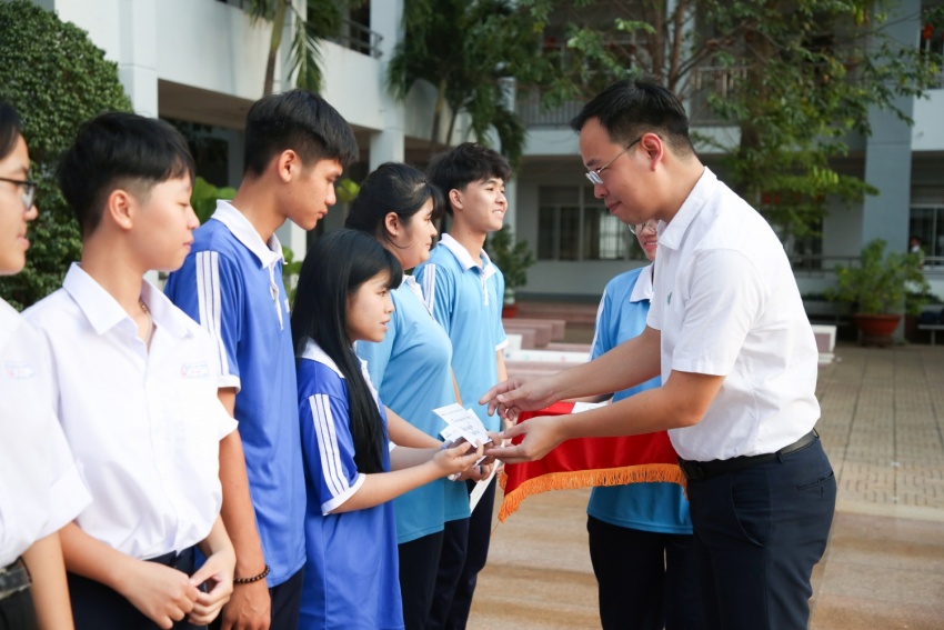 Điểm dừng chân thứ 10 của Petrovietnam: Trao cơ hội, thắp ước mơ cho học sinh THPT Bà Rịa Petrovietnam “Thắp sáng niềm tin” và ước mơ cho học sinh Trường THPT Bà Rịa