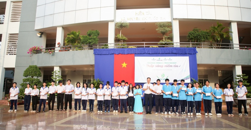 Điểm dừng chân thứ 10 của Petrovietnam: Trao cơ hội, thắp ước mơ cho học sinh THPT Bà Rịa Petrovietnam “Thắp sáng niềm tin” và ước mơ cho học sinh Trường THPT Bà Rịa