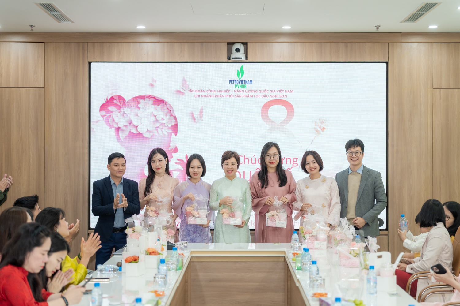 Tại chương trình, đại diện các tổ chức Đoàn thể PVNDB đã gửi tặng hoa và quà cho các nữ cán bộ 