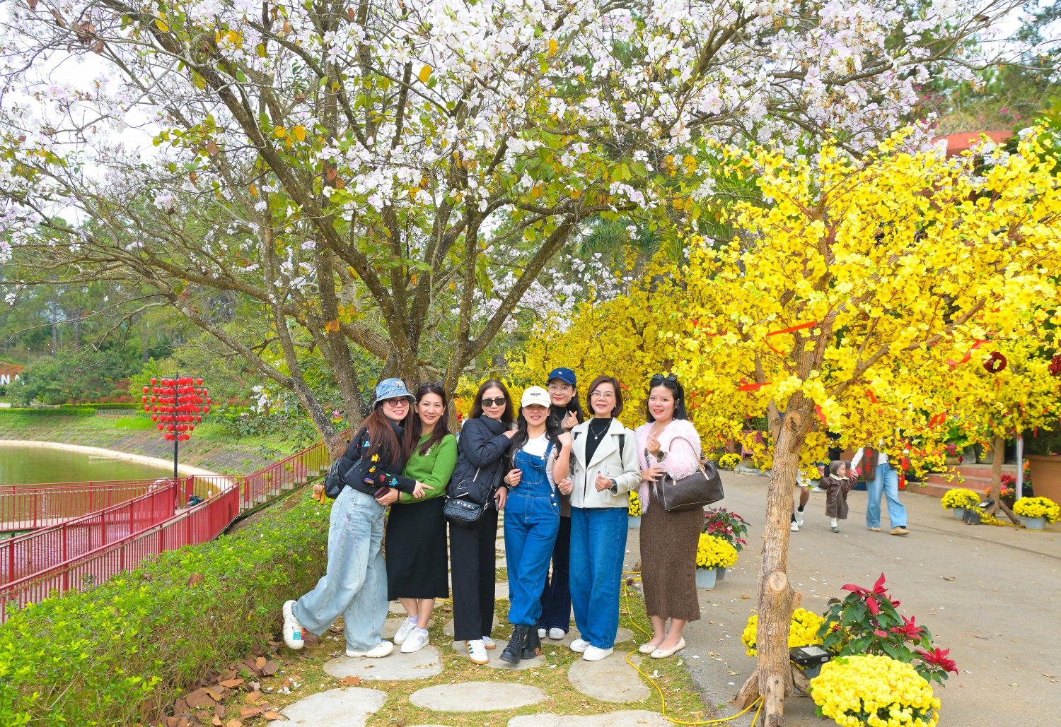 Đoàn check-in tại không gian ngập tràn sắc hoa vùng Tây Bắc