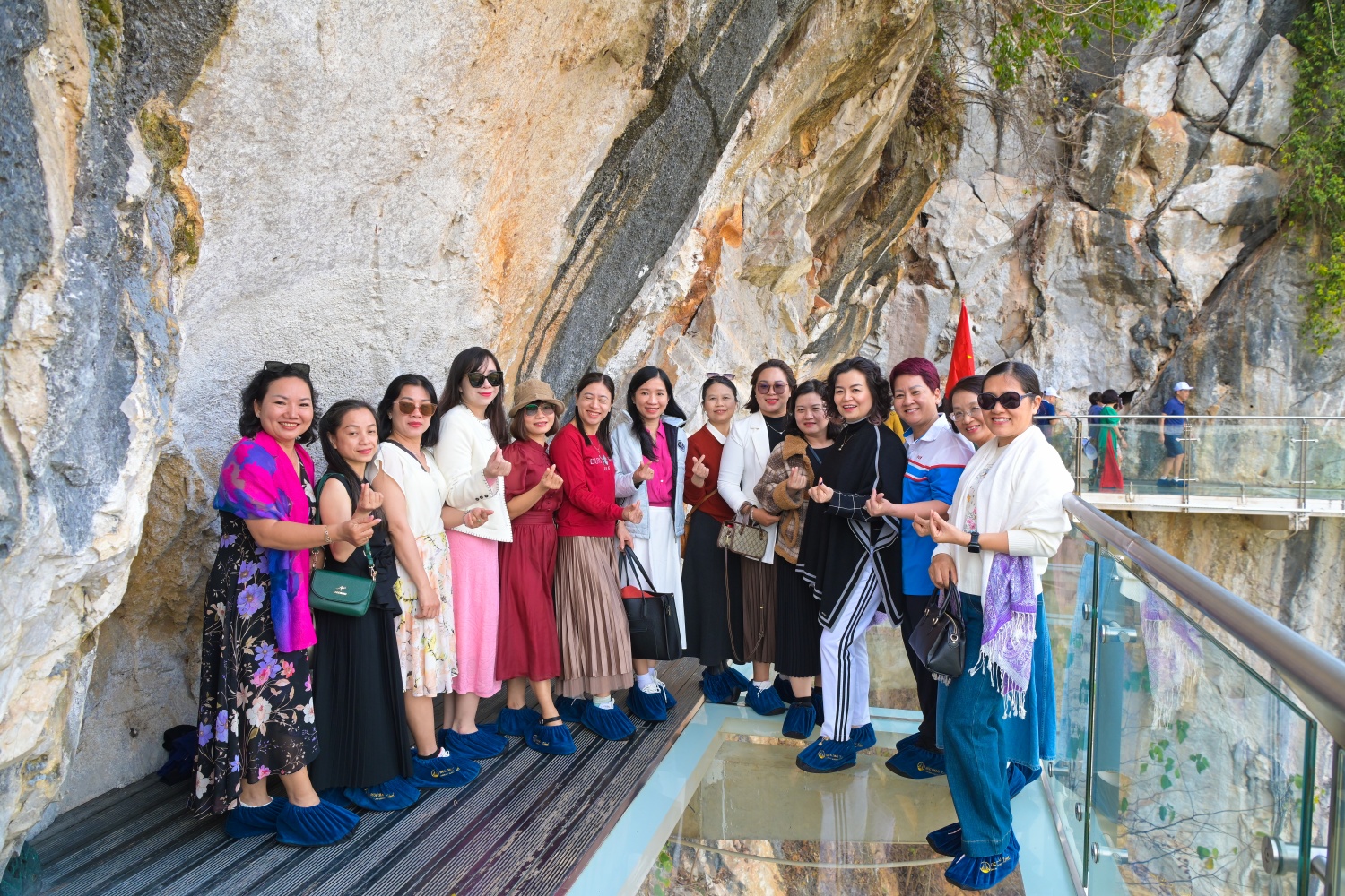 Đoàn chụp ảnh tại Cầu Kính Bạch Long