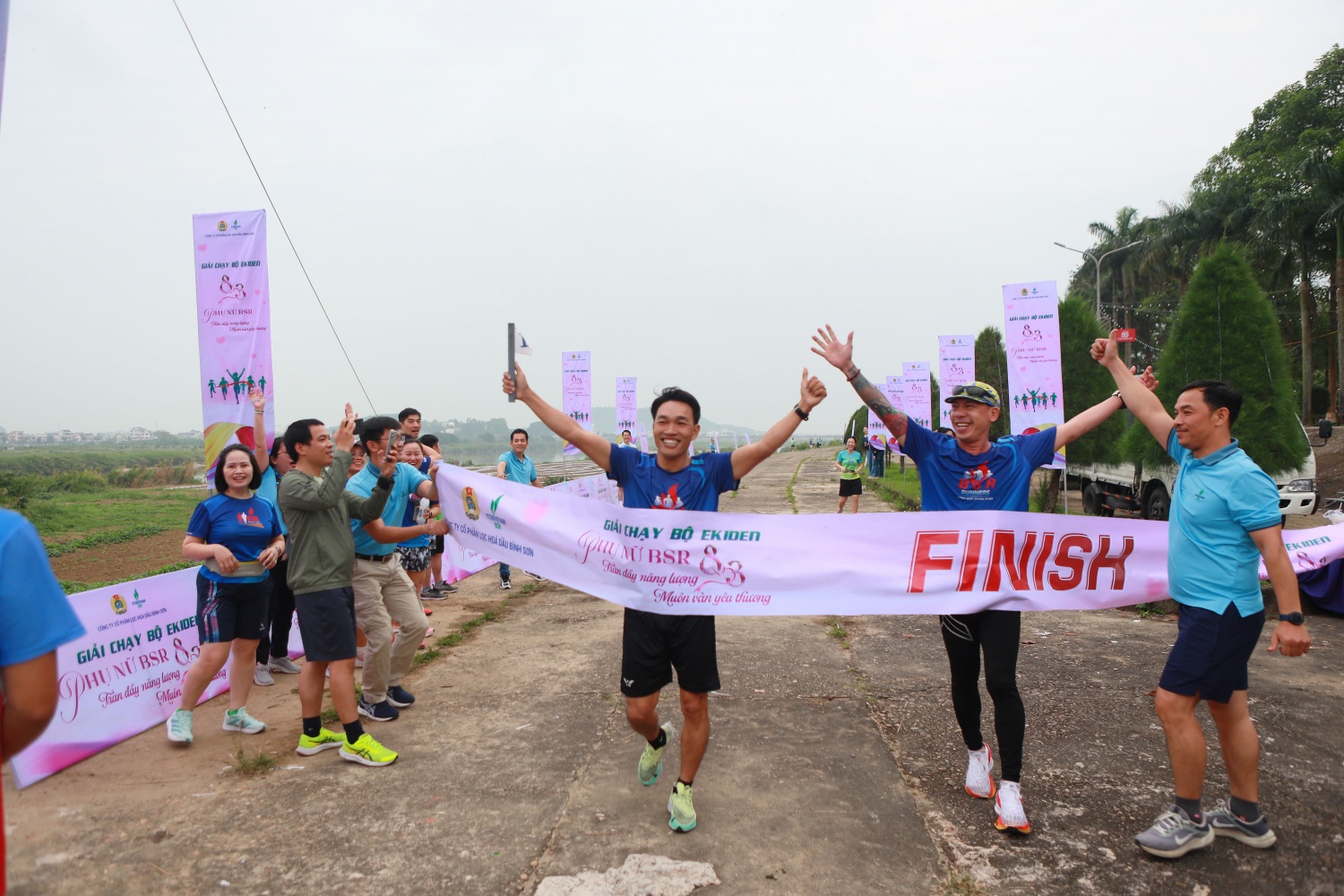 Anh Trương Văn Tĩnh – Ban An toàn Chất lượng, thành viên đội số 1 bứt tốc về đích ở lượt chạy cuối, giúp đội giành vị trí Quán quân tại Giải chạy bộ Ekiden BSR năm 2026.