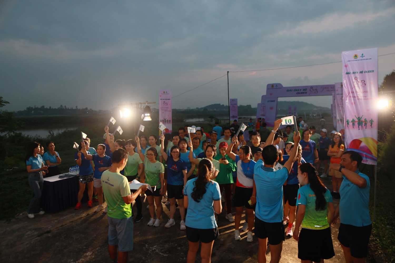 Sáng sớm ngày 07/3, Công đoàn Công ty cổ phần Lọc hóa dầu Bình Sơn (BSR) tổ chức Giải chạy bộ tiếp sức Ekiden với chủ đề “Tràn đầy năng lượng – Muôn vàn yêu thương”, hướng tới chào mừng Ngày Quốc tế Phụ nữ 8/3 và thúc đẩy phong trào thể dục – thể thao trong toàn đơn vị.