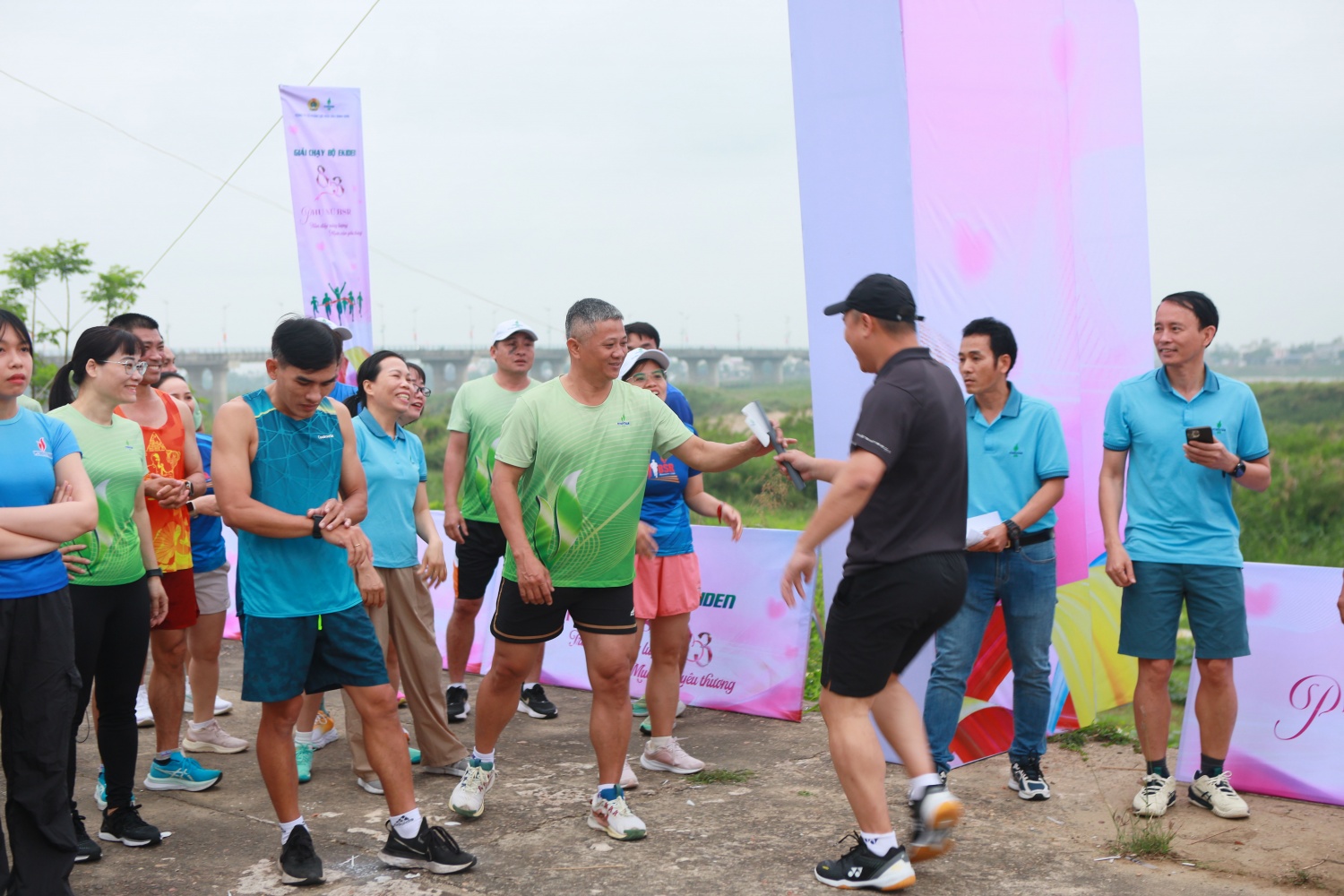 Giải chạy năm nay có sự tham gia của 10 đội thi đấu, được đánh số từ 1 đến 10; mỗi đội gồm 6 thành viên cùng phối hợp hoàn thành phần thi theo hình thức tiếp sức.