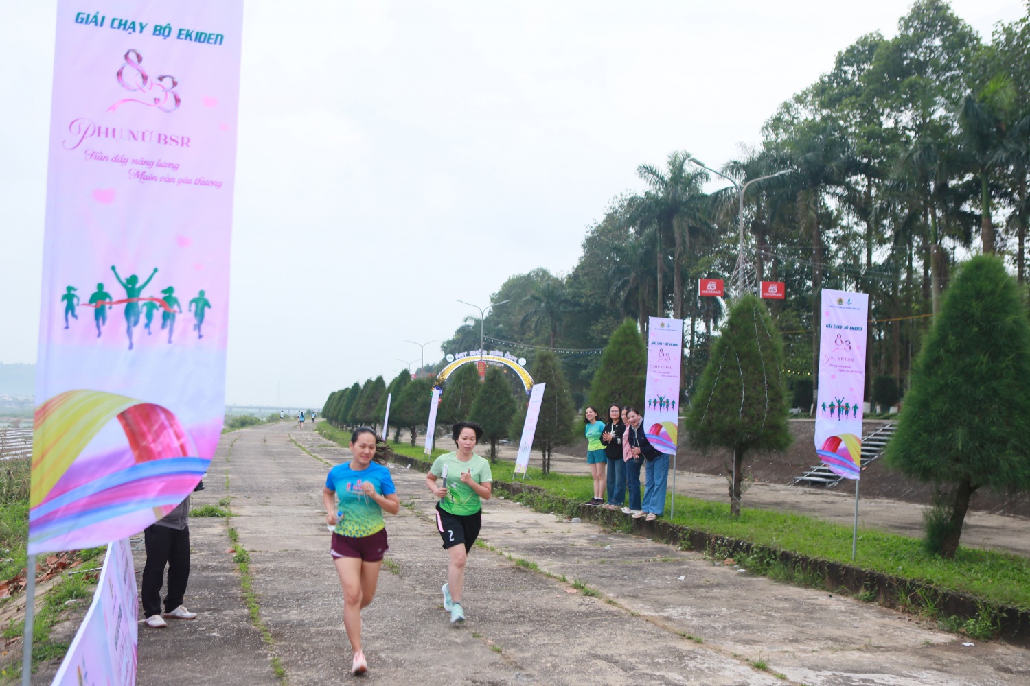Theo thể lệ, mỗi vận động viên hoàn thành quãng đường 1 km sẽ quay về vạch xuất phát và truyền cờ hiệu cho đồng đội tiếp theo, lần lượt cho đến khi cả 6 thành viên hoàn thành phần thi. Với tổng cự ly 6 km.