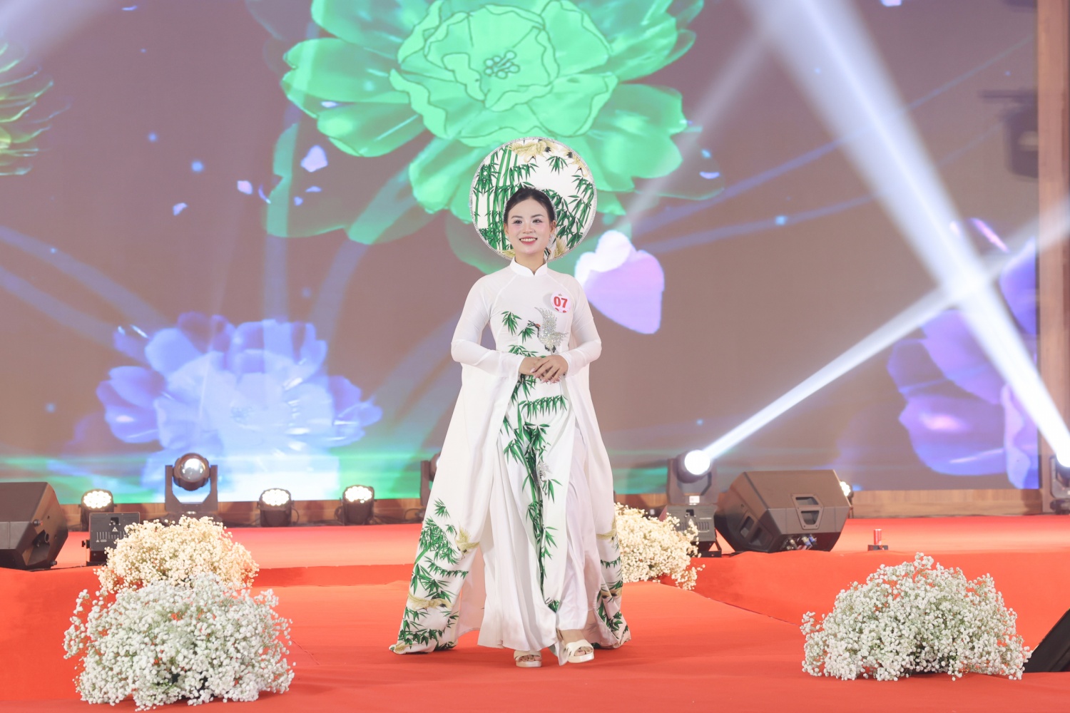 Chị Lê Thị Thanh Thùy – PVOIL Bình Thuận biểu diễn phần thi trang phục