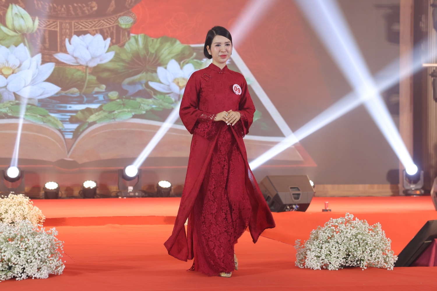 Chị Nguyễn Thị Thu Trang – PVOIL Hải Phòng biểu diễn phần thi trang phục