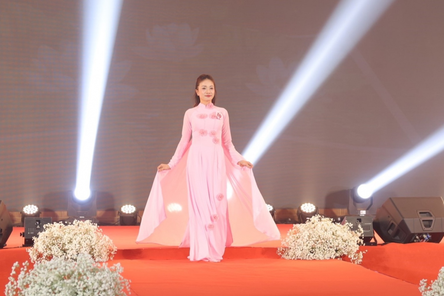 Chị Nguyễn Thị Trúc Viên – PVOIL Phú Yên biểu diễn phần thi trang phục