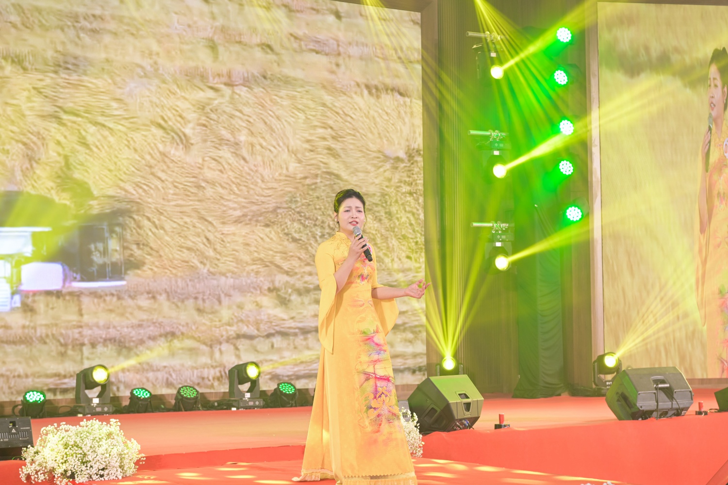 Chị Phạm Thị Thu Hiền – PVOIL Hưng Yên biểu diễn phần thi năng khiếu