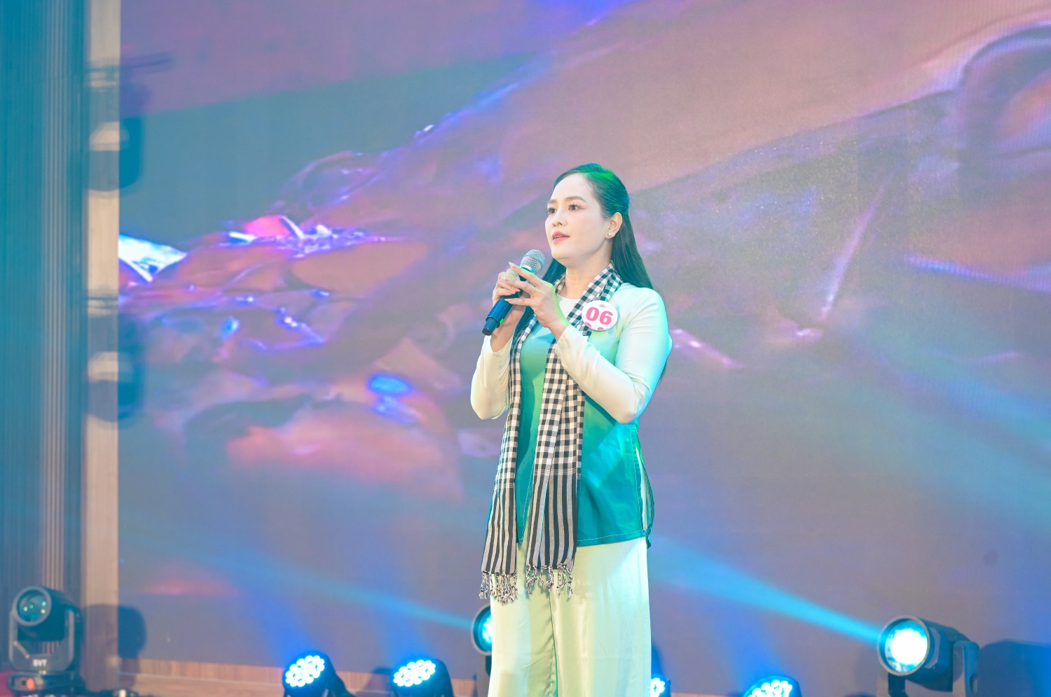 Chị Bùi Thị Khánh – PVOIL Bạc Liêu biểu diễn phần thi năng khiếu