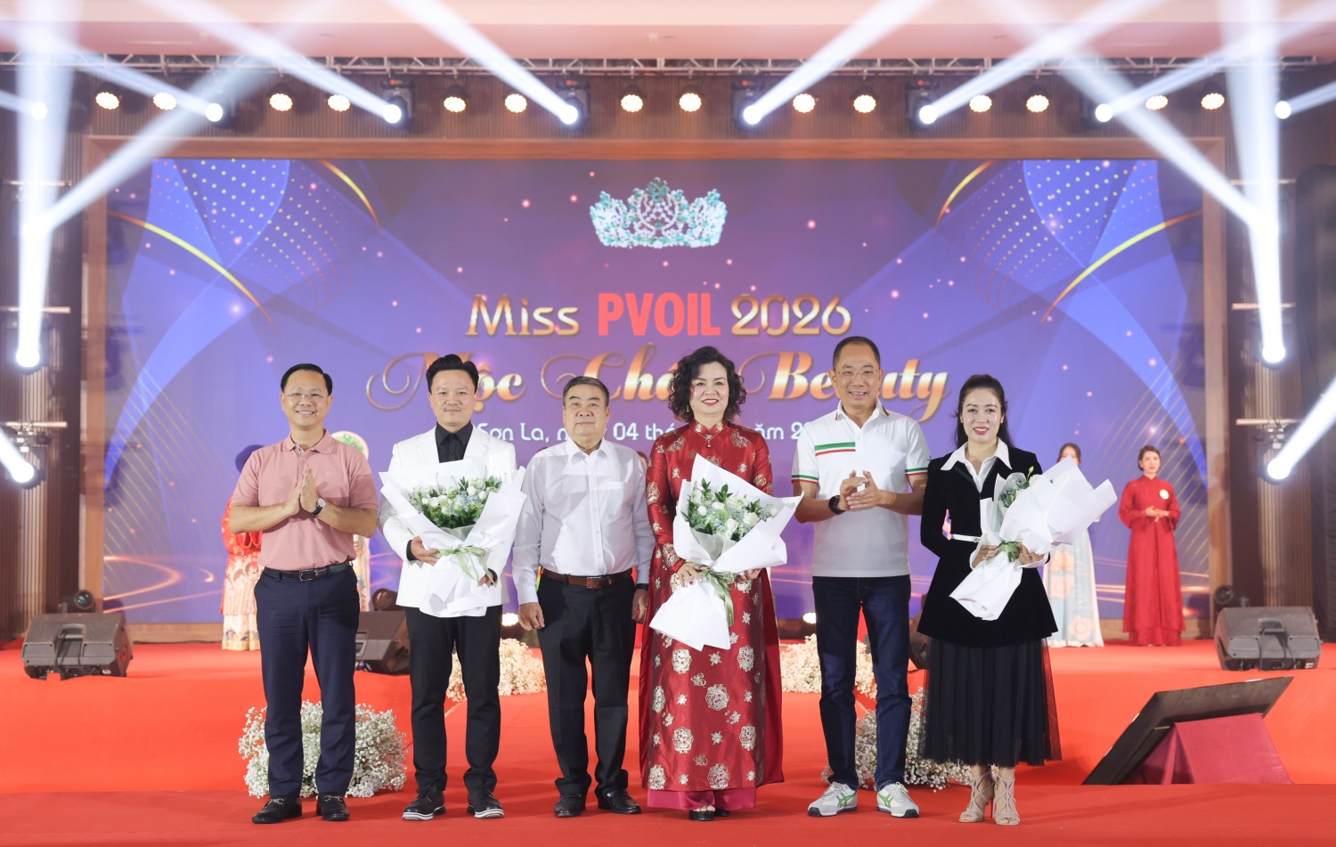Lãnh đạo PVOIL tặng hoa cho Ban Giám khảo cuộc thi “Miss PVOIL 2026 – Mộc Châu Beauty”