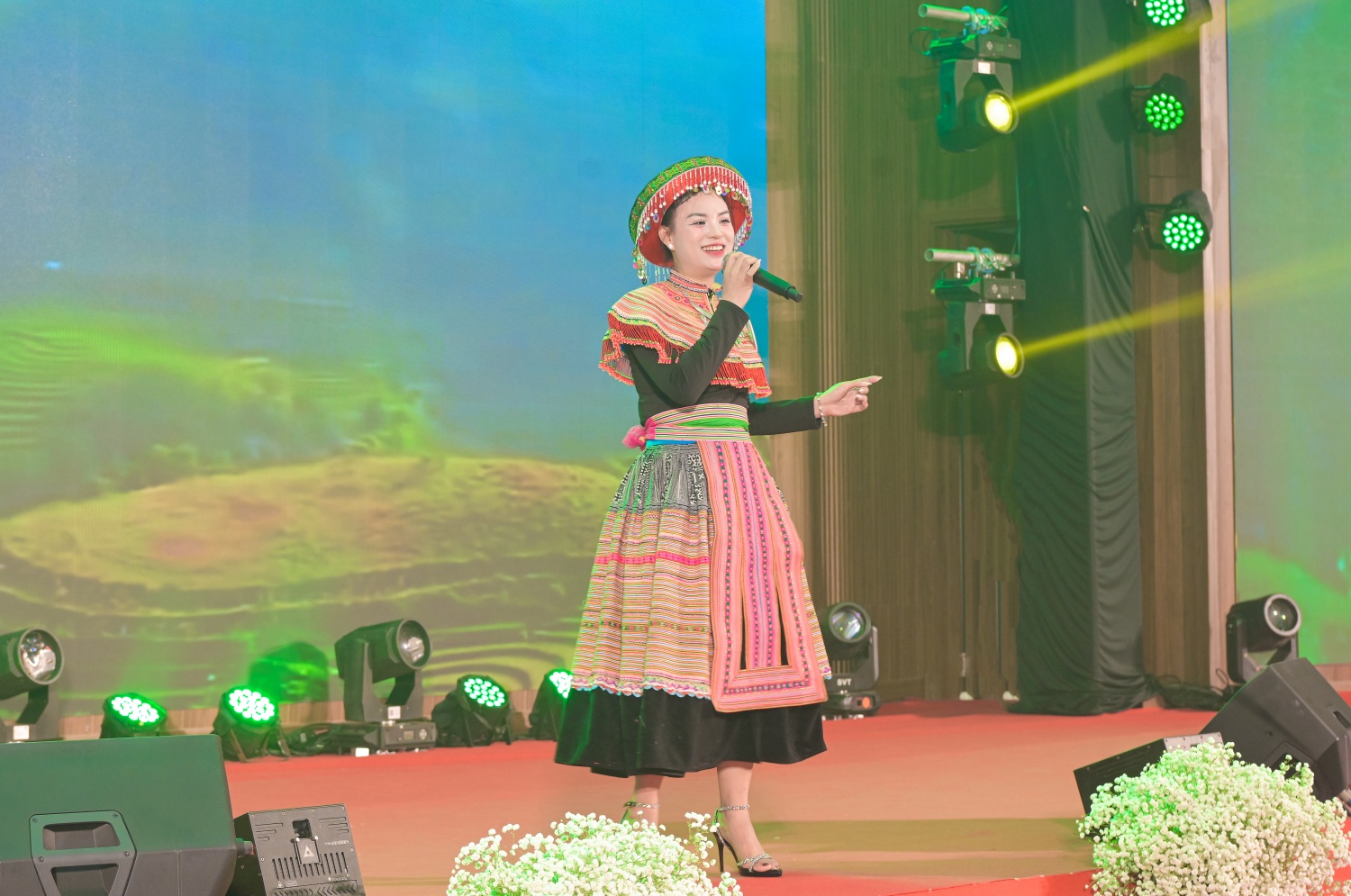 Chị Lê Thị Thanh Thùy – PVOIL Bình Thuận biểu diễn phần thi năng khiếu