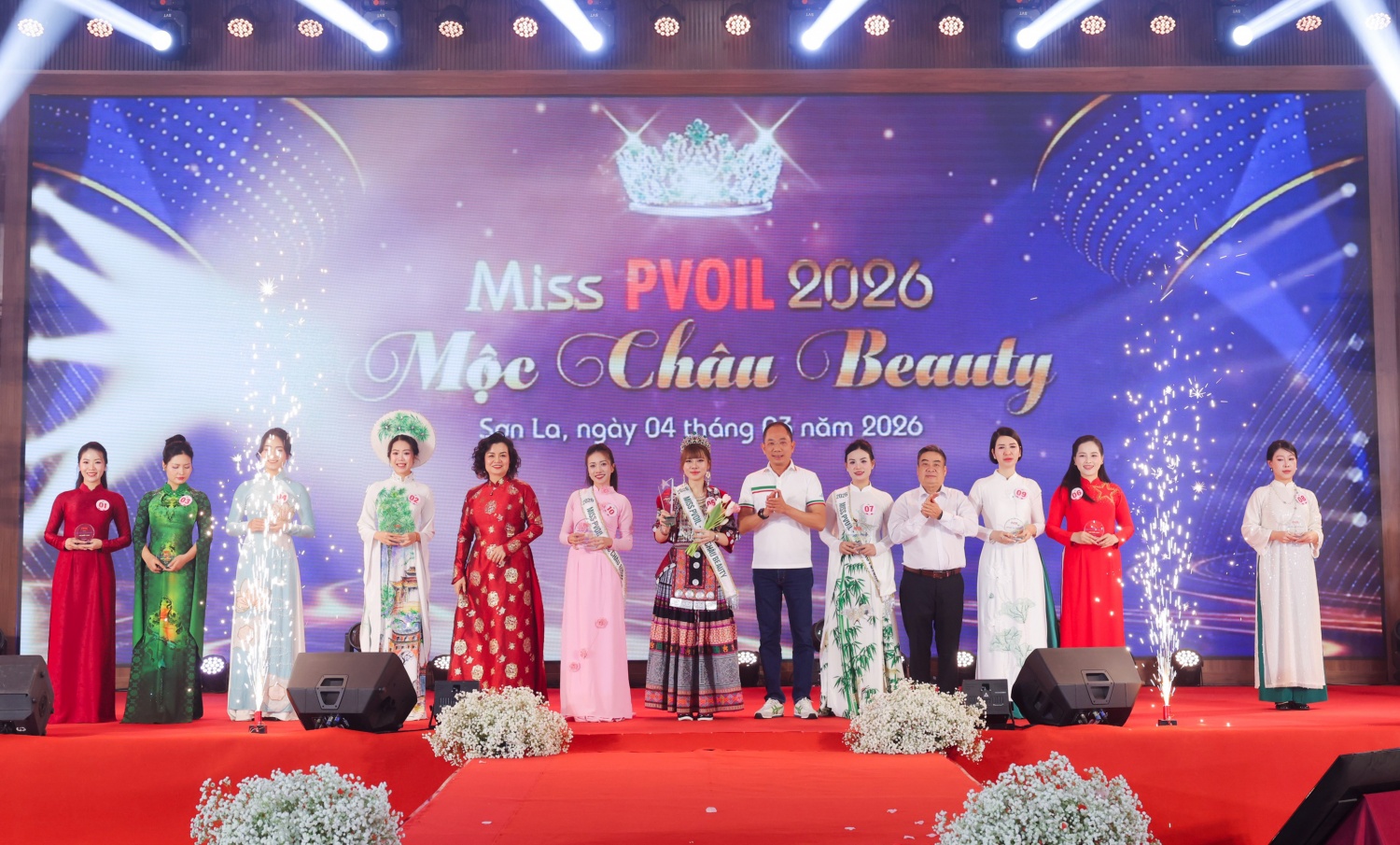 Ông Cao Hoài Dương – Bí thư Đảng ủy, Chủ tịch HĐQT PVOIL; ông Nguyễn Xuân Quyền – Thành viên HĐQT PVOIL và bà Lê Thị Thu Hương – Phó Tổng Giám đốc PVOIL trao giải cho các thí sinh đạt danh hiệu “Miss PVOIL 2026 – Mộc Châu Beauty” và danh hiệu “Miss PVOIL Future”