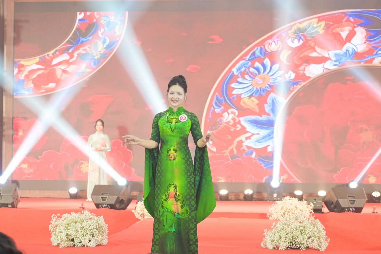 Chị Phạm Thị Thu Hiền – PVOIL Hưng Yên biểu diễn phần thi trang phục