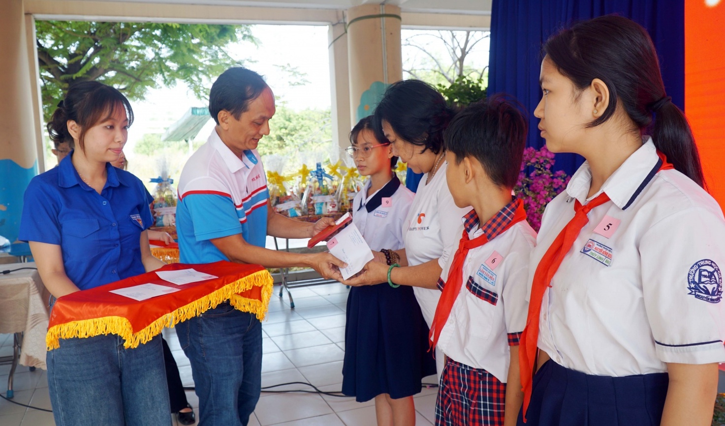 Petrovietnam cùng TP HCM chăm lo những hoàn cảnh bất hạnh hậu Covid-19